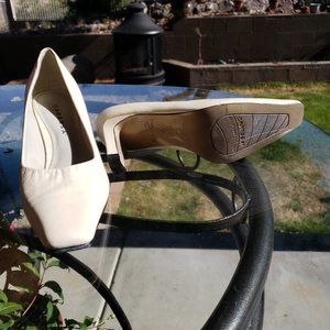GUC Women's Caressa Comfort heels Free with any other listing!!